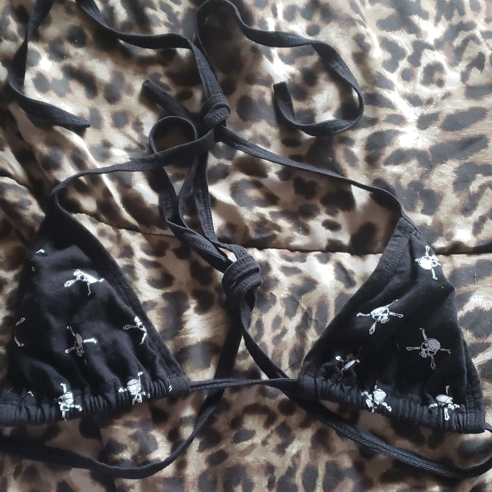 Skull bikini top NWOT